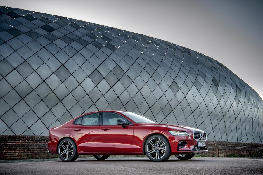  Volvo S60 T8 R-Design 2019 года  (UK) (фото 39 из 40)
